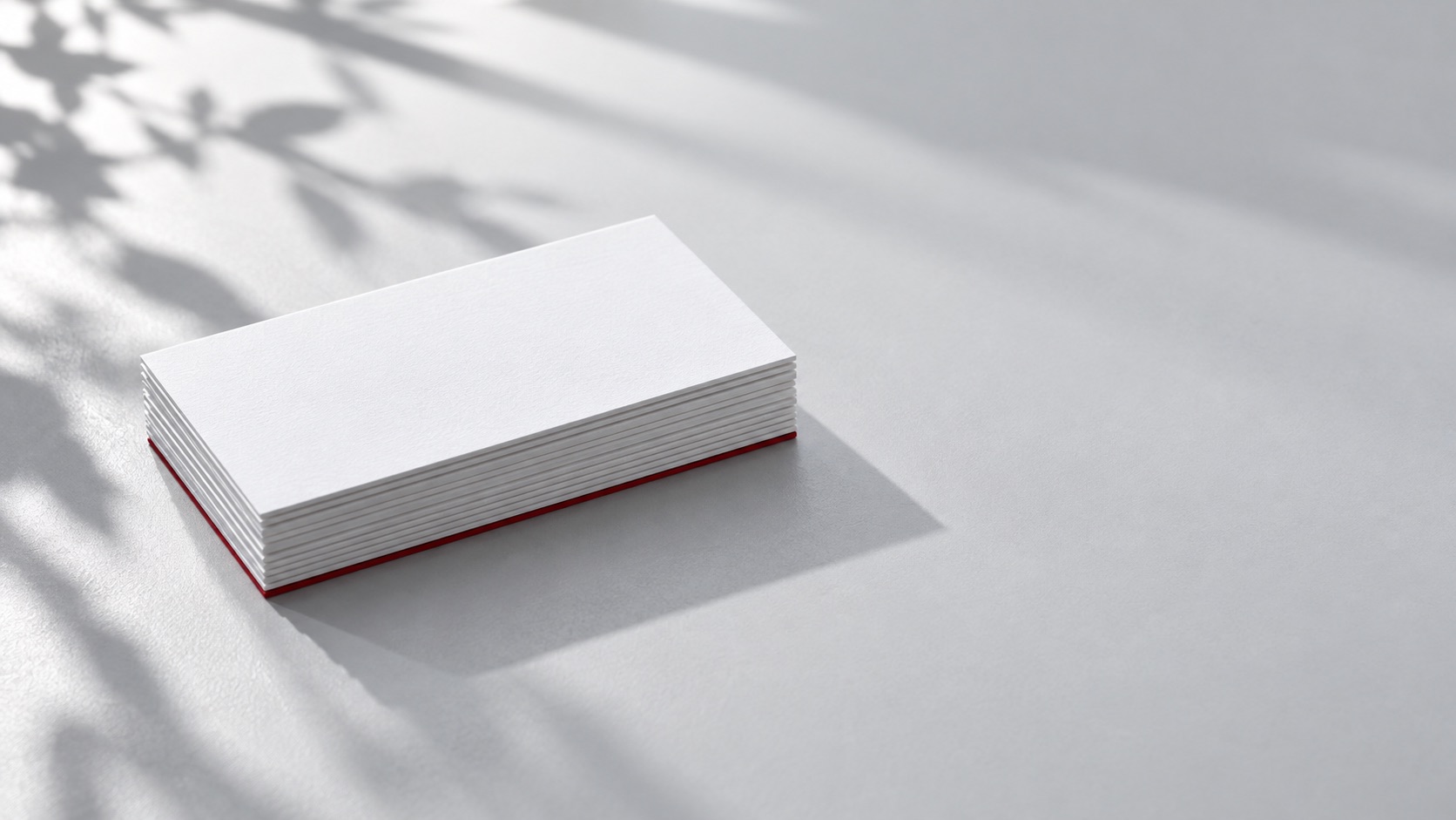 Stapel weißer Karten auf hellem Untergrund, die unterste ist rot – Symbolbild für Aufbewahrungsdauer von WordPress-Backups